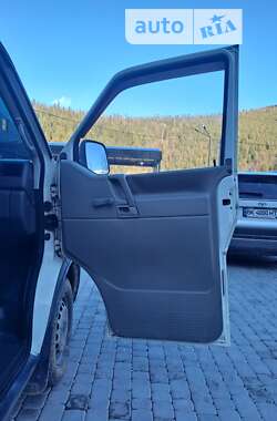 Грузовой фургон Volkswagen Transporter 2001 в Яремче