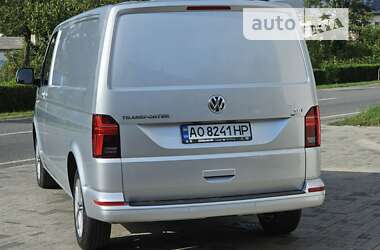 Вантажний фургон Volkswagen Transporter 2016 в Іршаві