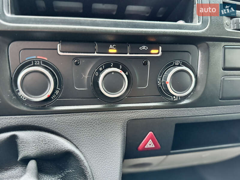 Грузовой фургон Volkswagen Transporter 2011 в Стрые