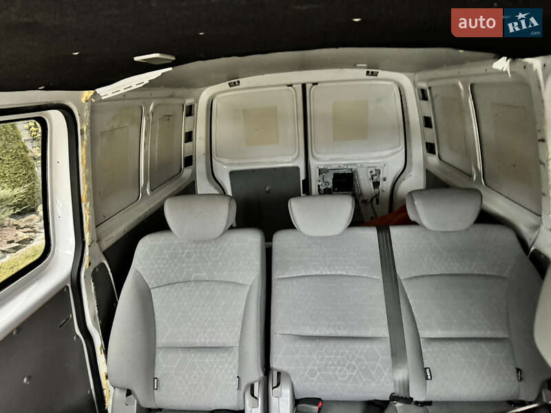 Грузовой фургон Volkswagen Transporter 2011 в Стрые