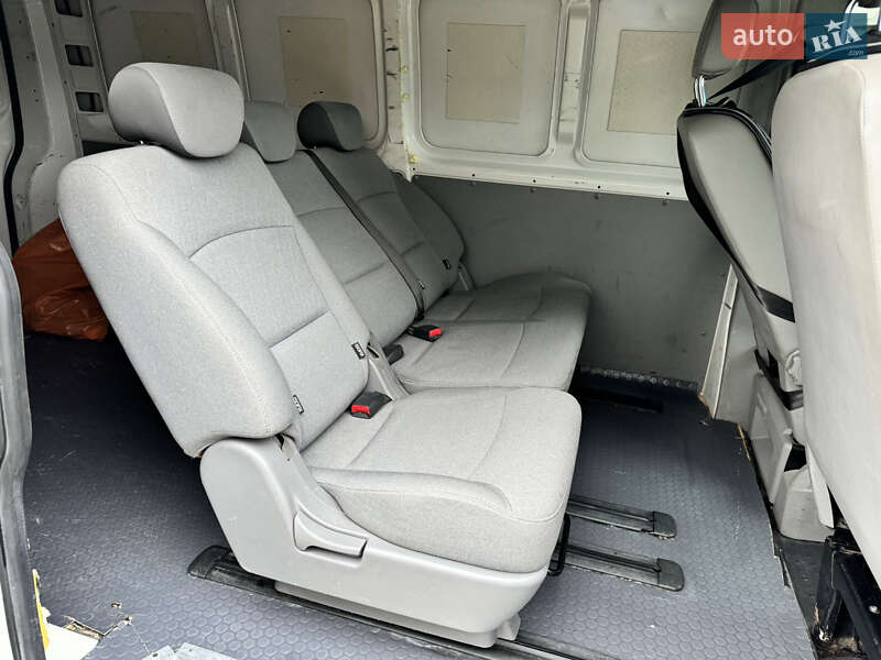 Грузовой фургон Volkswagen Transporter 2011 в Стрые