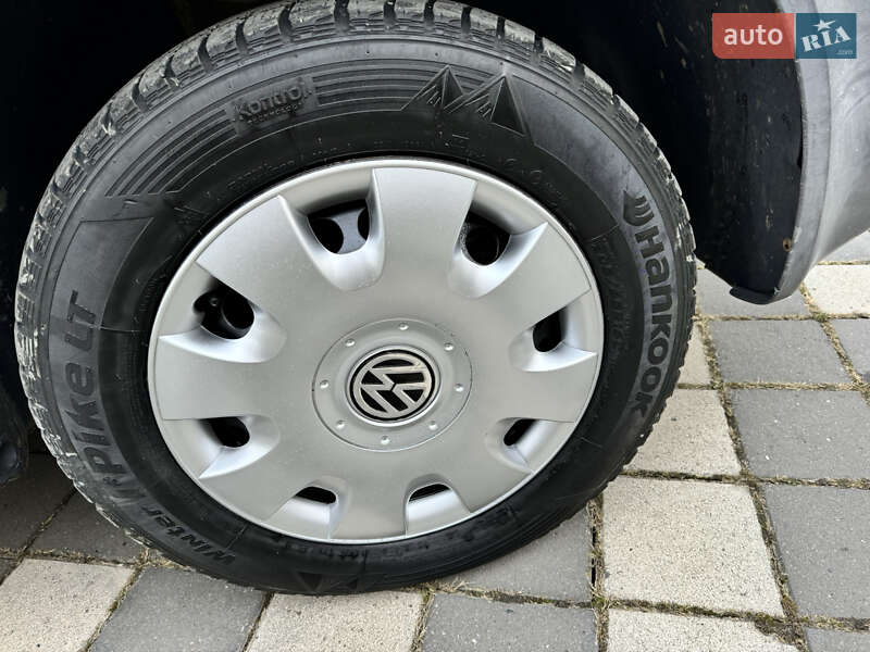 Грузовой фургон Volkswagen Transporter 2011 в Стрые