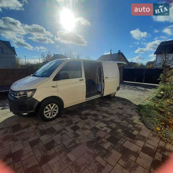 Грузовой фургон Volkswagen Transporter 2015 в Ровно