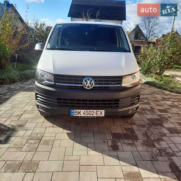 Грузовой фургон Volkswagen Transporter 2015 в Ровно