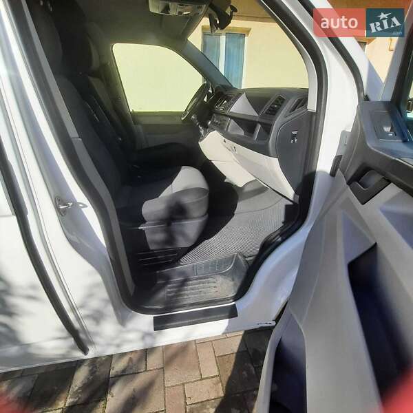 Грузовой фургон Volkswagen Transporter 2015 в Ровно