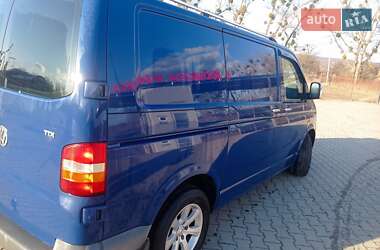 Вантажний фургон Volkswagen Transporter 2006 в Чернівцях