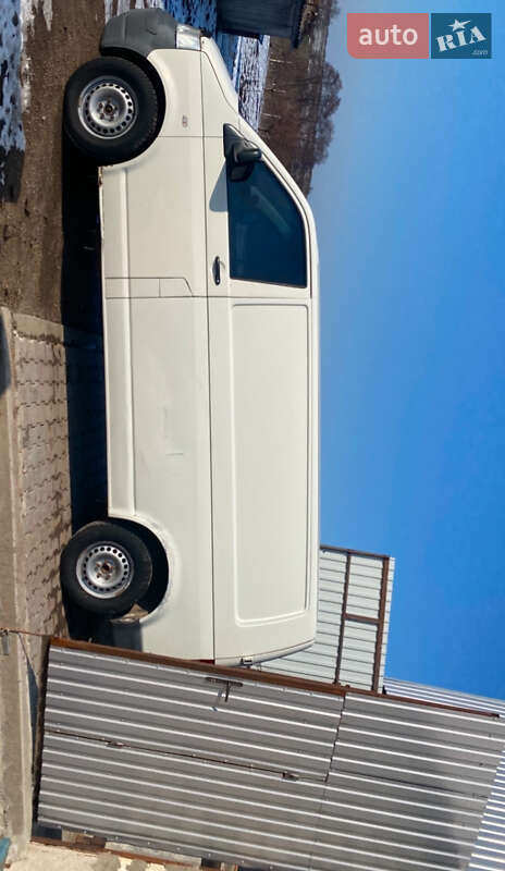 Грузовой фургон Volkswagen Transporter 2004 в Ольшанке