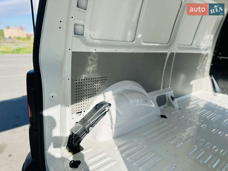 Вантажний фургон Volkswagen Transporter 2017 в Рівному