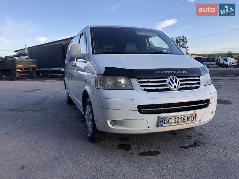 Вантажний фургон Volkswagen Transporter 2003 в Жовкві