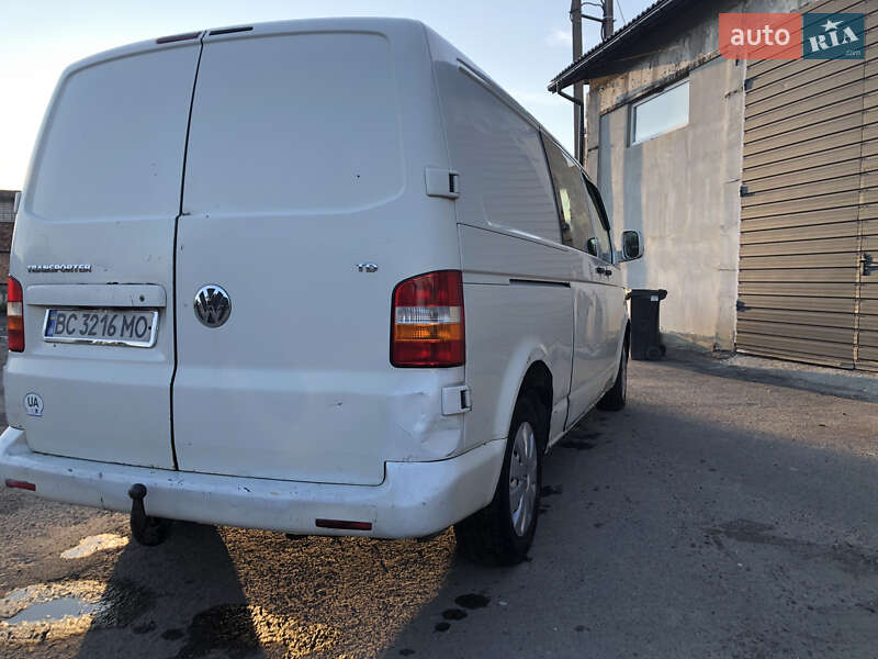 Вантажний фургон Volkswagen Transporter 2003 в Жовкві