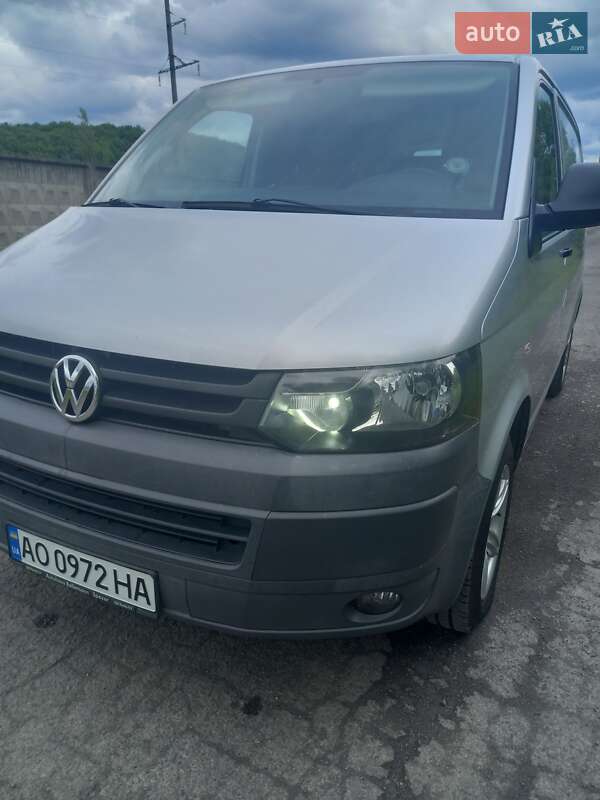 Грузовой фургон Volkswagen Transporter 2012 в Ужгороде
