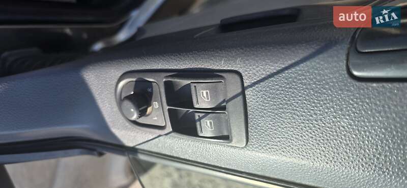 Грузовой фургон Volkswagen Transporter 2012 в Ужгороде