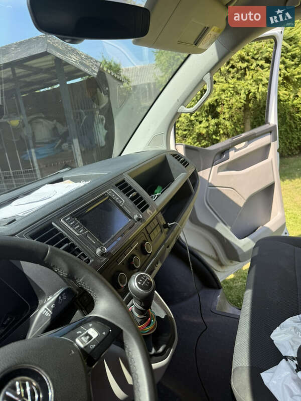 Грузовой фургон Volkswagen Transporter 2015 в Львове