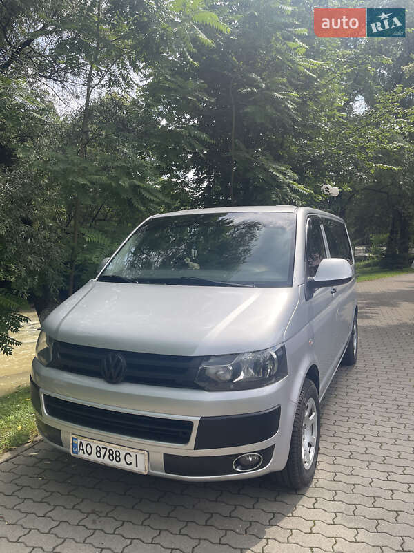 Минивэн Volkswagen Transporter 2011 в Сваляве