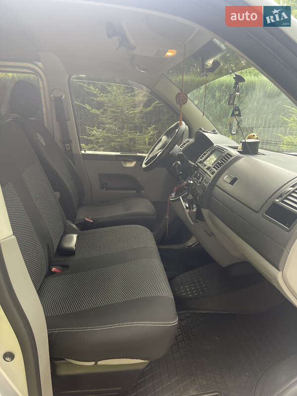 Минивэн Volkswagen Transporter 2011 в Сваляве
