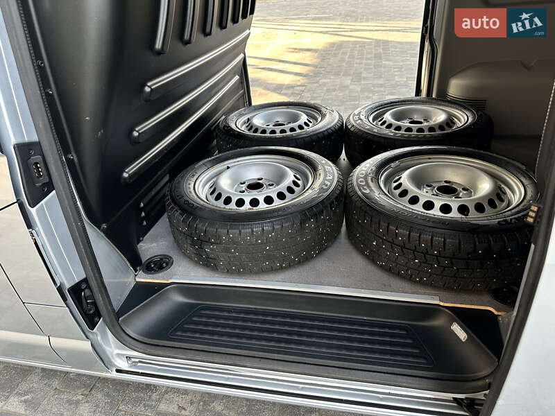 Вантажний фургон Volkswagen Transporter 2018 в Львові