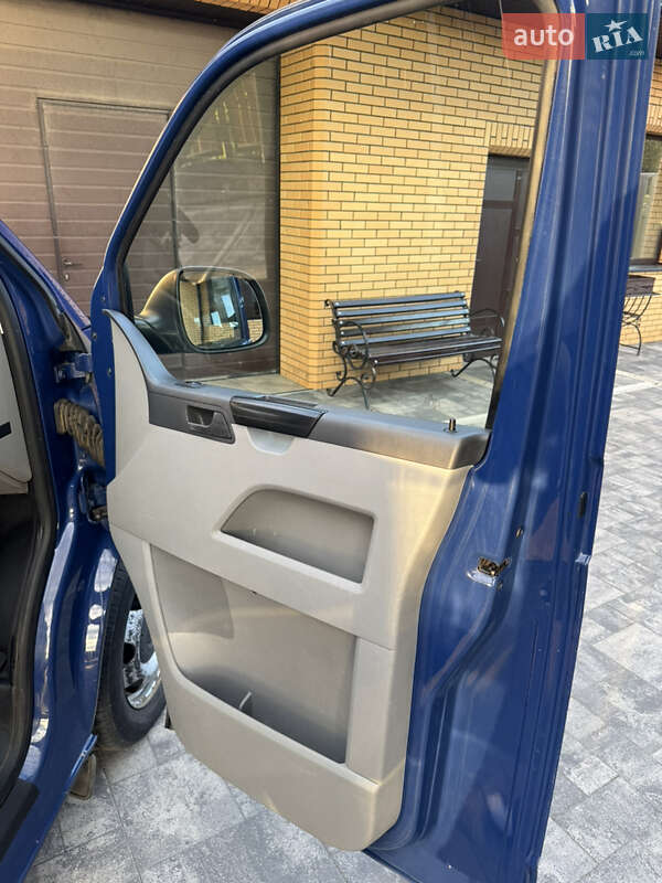 Грузовой фургон Volkswagen Transporter 2013 в Ровно
