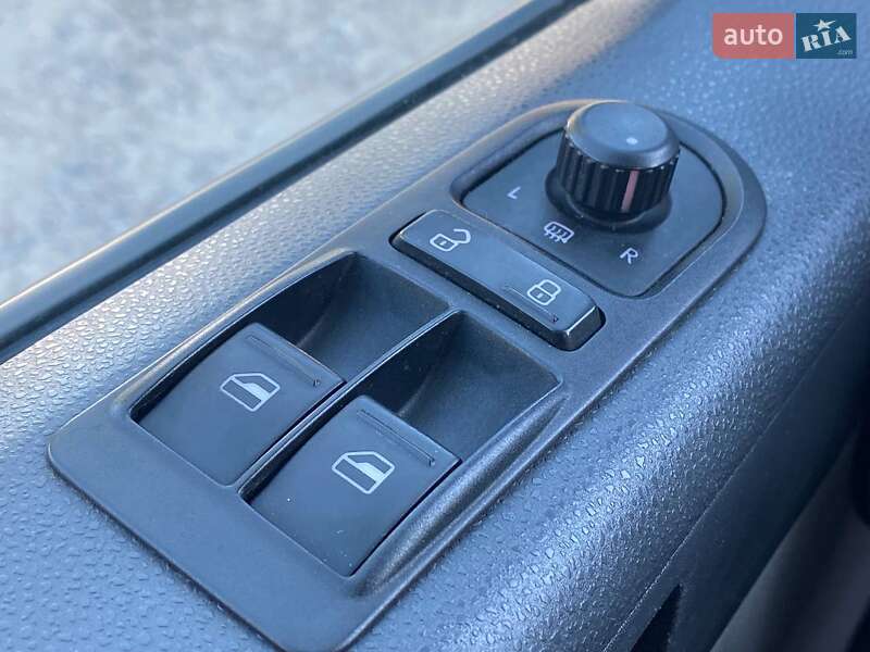 Грузопассажирский фургон Volkswagen Transporter 2013 в Киеве