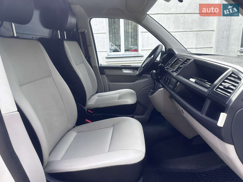 Грузовой фургон Volkswagen Transporter 2016 в Дубно