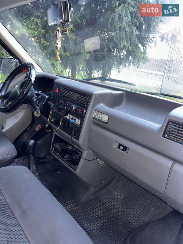 Минивэн Volkswagen Transporter 2001 в Косове