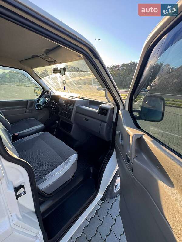 Грузопассажирский фургон Volkswagen Transporter 2002 в Львове