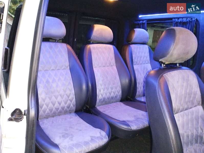 Минивэн Volkswagen Transporter 2007 в Остроге