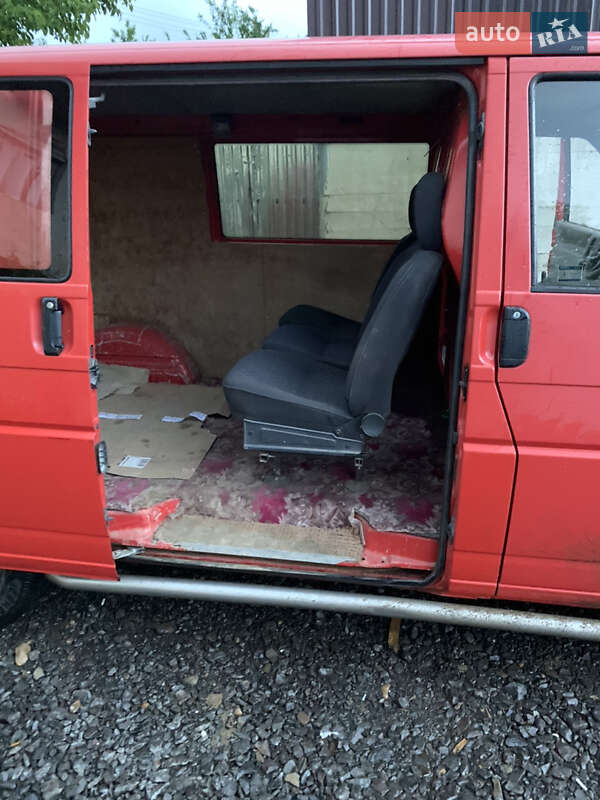 Грузовой фургон Volkswagen Transporter 2001 в Иршаве