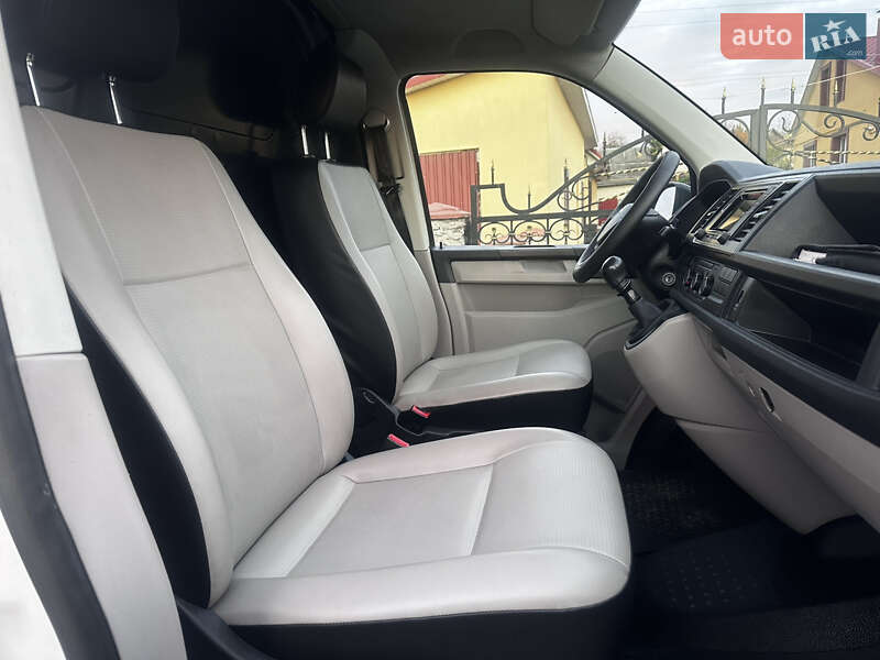 Вантажний фургон Volkswagen Transporter 2016 в Дубні
