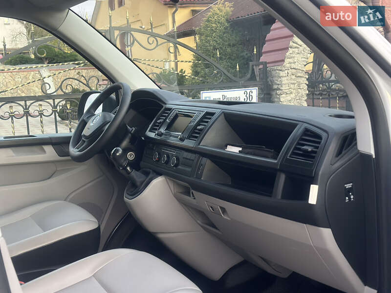 Вантажний фургон Volkswagen Transporter 2016 в Дубні