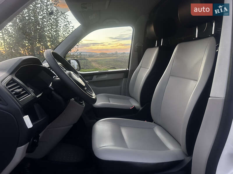 Вантажний фургон Volkswagen Transporter 2016 в Дубні