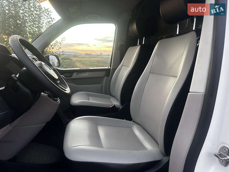 Вантажний фургон Volkswagen Transporter 2016 в Дубні