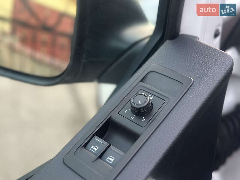 Вантажний фургон Volkswagen Transporter 2016 в Дубні