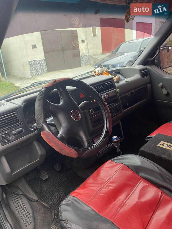 Вантажний фургон Volkswagen Transporter 2001 в Чернівцях