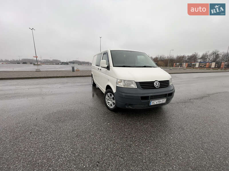Вантажний фургон Volkswagen Transporter 2006 в Львові