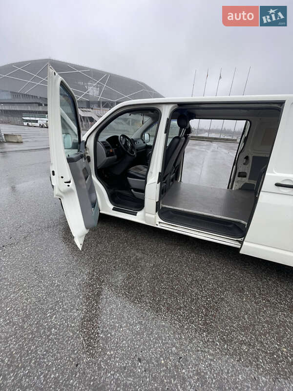 Вантажний фургон Volkswagen Transporter 2006 в Львові