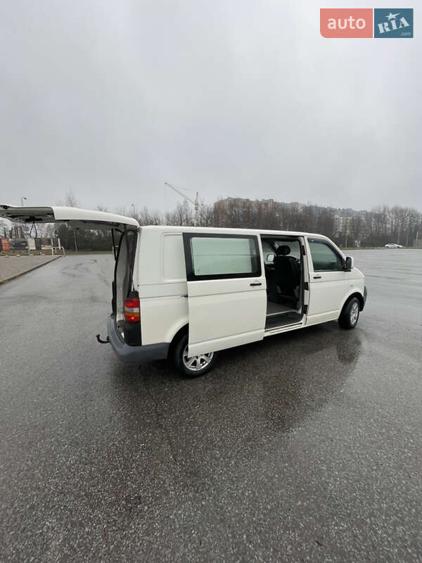 Вантажний фургон Volkswagen Transporter 2006 в Львові