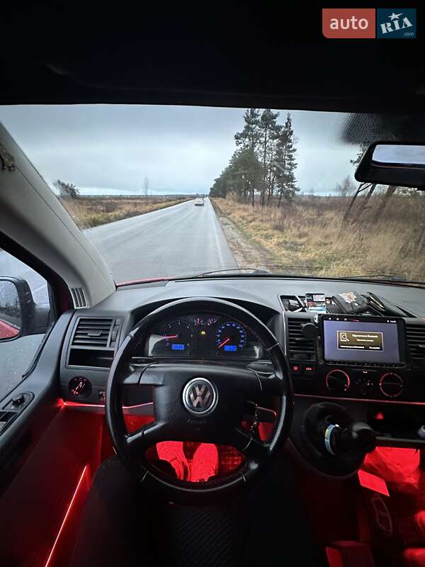 Вантажний фургон Volkswagen Transporter 2006 в Бучі