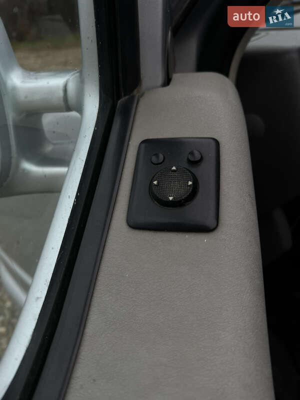 Вантажопасажирський фургон Volkswagen Transporter 2003 в Сторожинці