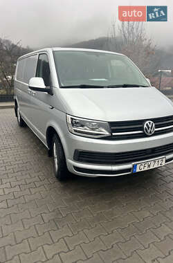 Вантажний фургон Volkswagen Transporter 2017 в Яремчі
