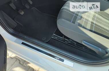 Хетчбек Volkswagen Up 2016 в 
