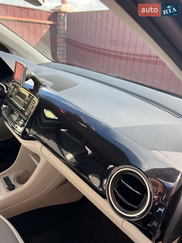 Хэтчбек Volkswagen Up 2013 в Ивано-Франковске