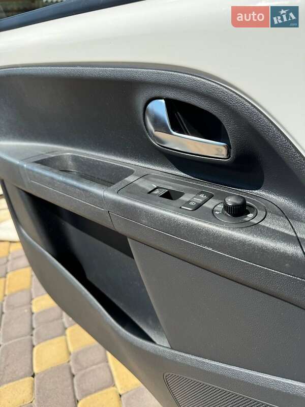 Хэтчбек Volkswagen Up 2013 в Черновцах