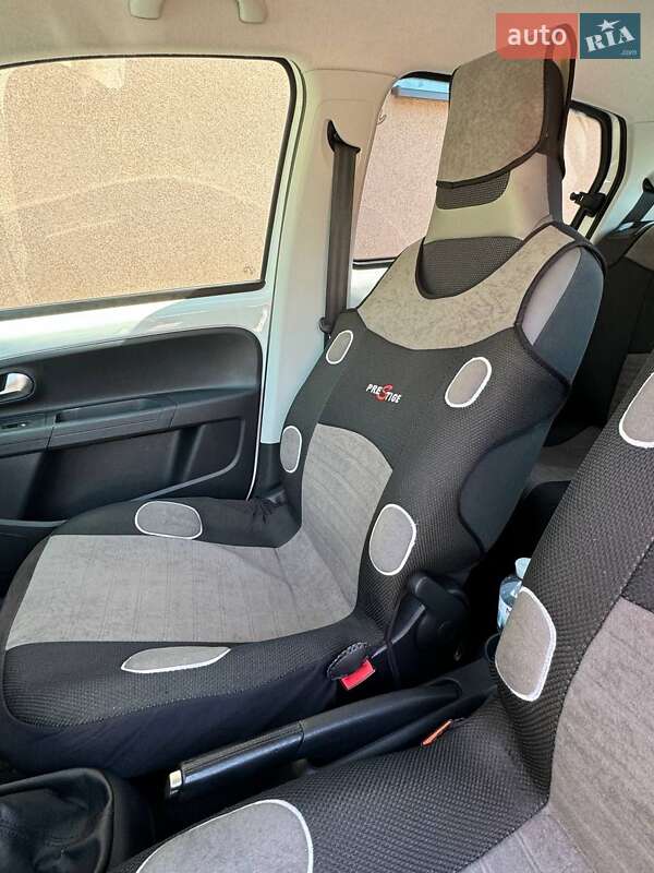 Хэтчбек Volkswagen Up 2013 в Черновцах