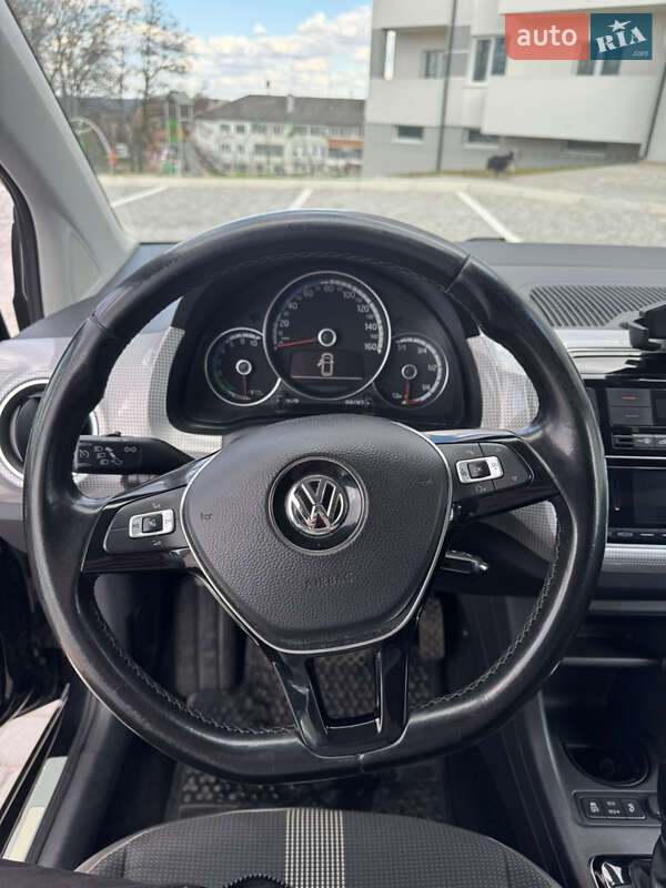 Хэтчбек Volkswagen Up 2017 в Львове