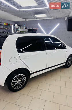 Хэтчбек Volkswagen Up 2012 в 