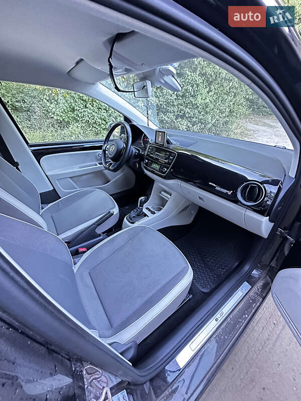Хетчбек Volkswagen Up 2013 в Львові