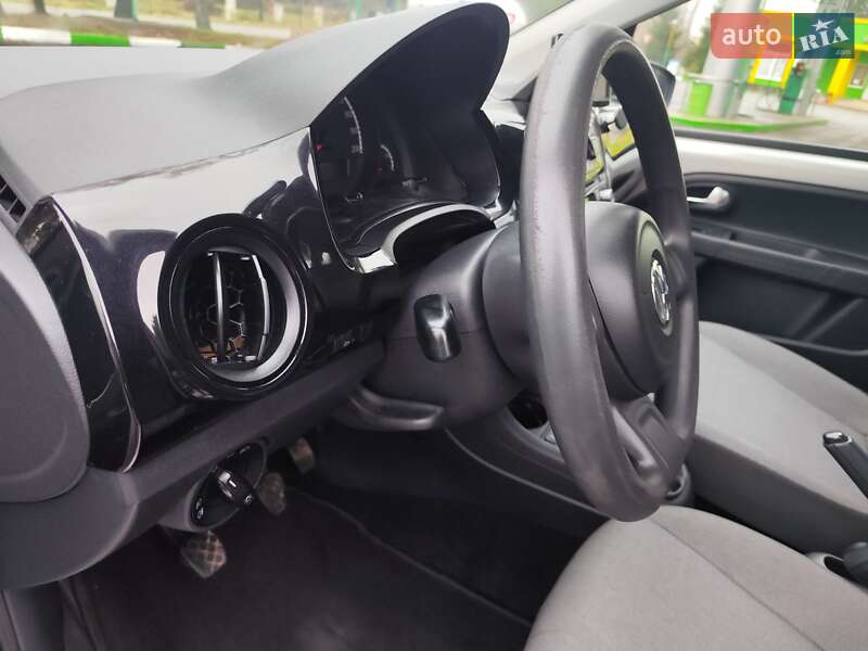 Хетчбек Volkswagen Up 2013 в Звягелі