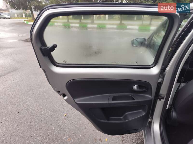 Хетчбек Volkswagen Up 2013 в Звягелі