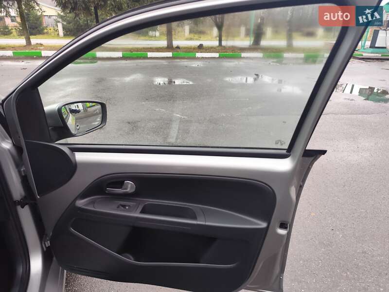 Хетчбек Volkswagen Up 2013 в Звягелі