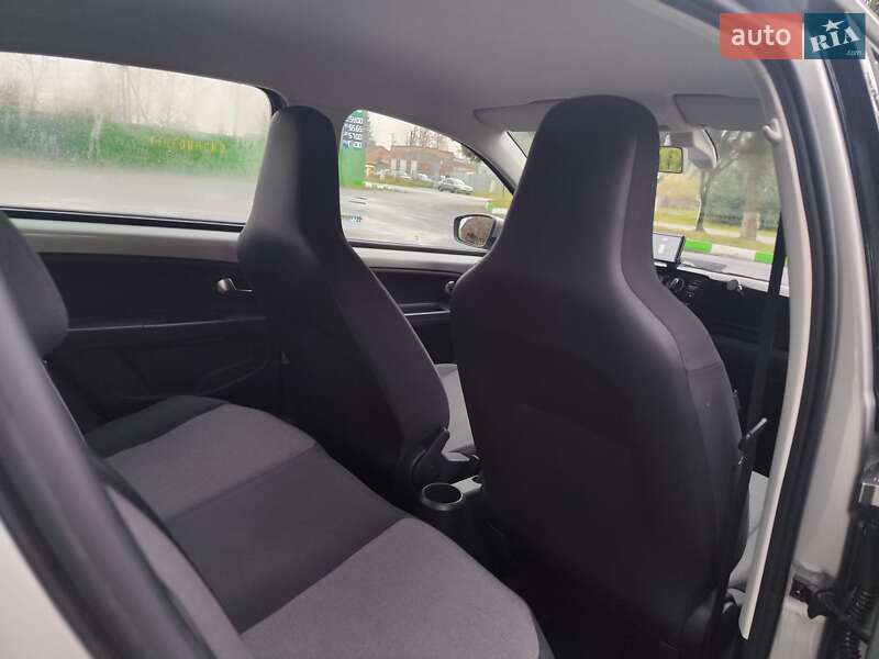 Хетчбек Volkswagen Up 2013 в Звягелі